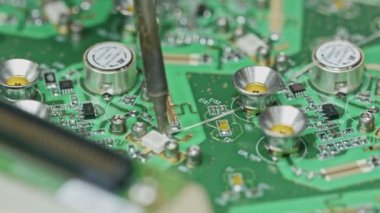 El ile büyük bir devre kartı lehimleme yakın çekim