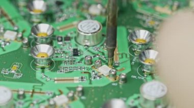 El ile büyük bir devre kartı lehimleme yakın çekim