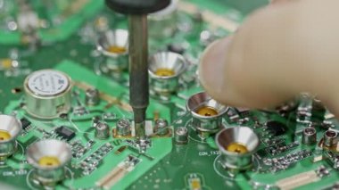 El ile büyük bir devre kartı lehimleme yakın çekim