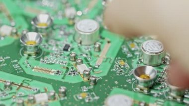 El ile büyük bir devre kartı lehimleme yakın çekim