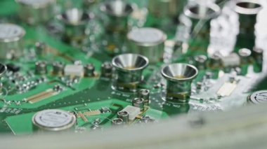 El ile büyük bir devre kartı lehimleme yakın çekim