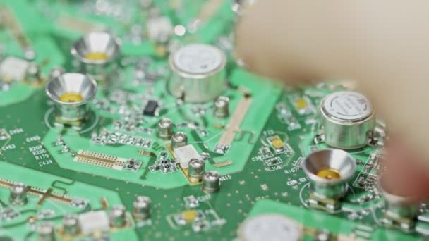 Close up van handmatige solderen van een grote printplaat — Stockvideo