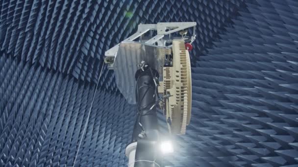 Testando um radar em uma câmara anecoica — Vídeo de Stock