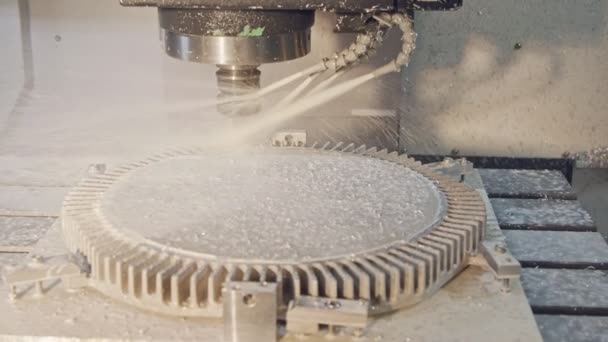 Proceso de mecanizado: molino CNC que fabrica una pieza metálica avanzada — Vídeo de stock