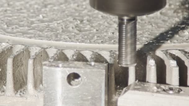 Proceso de mecanizado: molino CNC que fabrica una pieza metálica avanzada — Vídeos de Stock