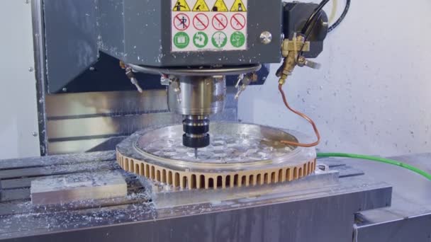 Proceso de mecanizado: molino CNC que fabrica una pieza metálica avanzada — Vídeos de Stock