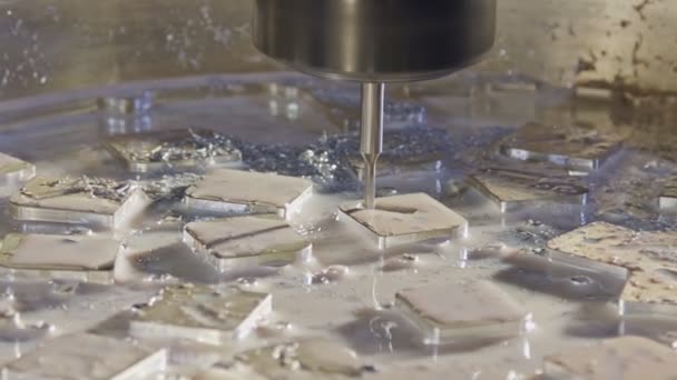 Bearbeitungsprozess - CNC-Mühle zur Herstellung eines fortschrittlichen Metallteils — Stockvideo