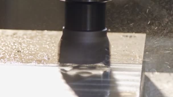 Processo de usinagem - CNC moinho de fabricação de uma peça de metal avançado — Vídeo de Stock