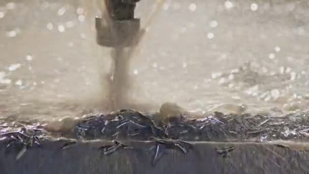 Mouvement lent du broyeur CNC fabriquant une pièce métallique avancée — Video