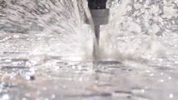 Mouvement lent du broyeur CNC fabriquant une pièce métallique avancée — Video
