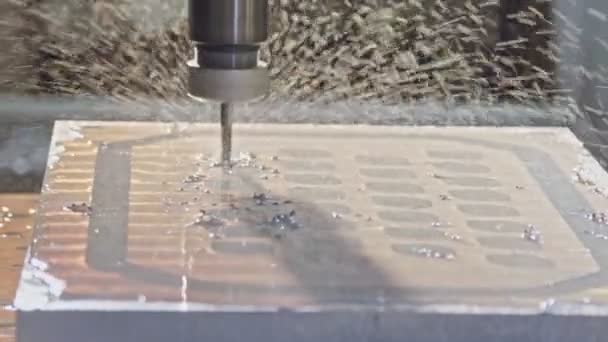 Processus d'usinage - Usine CNC fabriquant une pièce métallique de pointe — Video