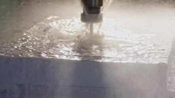 Mulino CNC produzione di una parte metallica avanzata con raffreddamento a liquido — Video Stock