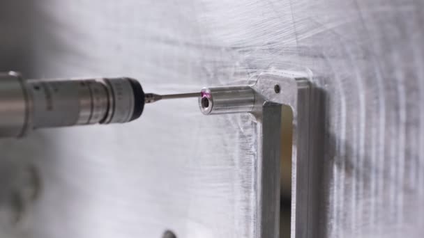 Макросъемка измерительной машины координат CMM измерительной металлической части — стоковое видео