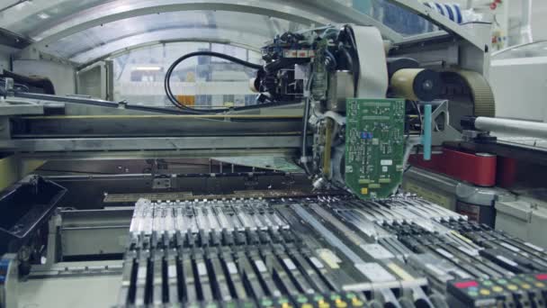 Tecnología de montaje en superficie SMT Machine coloca componentes en una placa de circuito — Vídeos de Stock