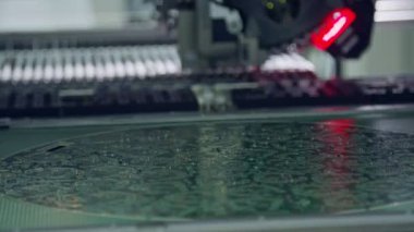 Smt bileşenleri bir devre kartı üzerindeki yerleştirerek makinenin yakın çekim