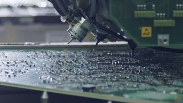 Tecnologia de montagem de superfície SMT Machine coloca componentes em uma placa de circuito — Vídeo de Stock