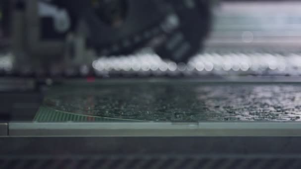 Tecnologia de montagem de superfície SMT Machine coloca componentes em uma placa de circuito — Vídeo de Stock