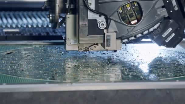 Surface Mount teknik Smt Machine placerar komponenter på ett kretskort — Stockvideo