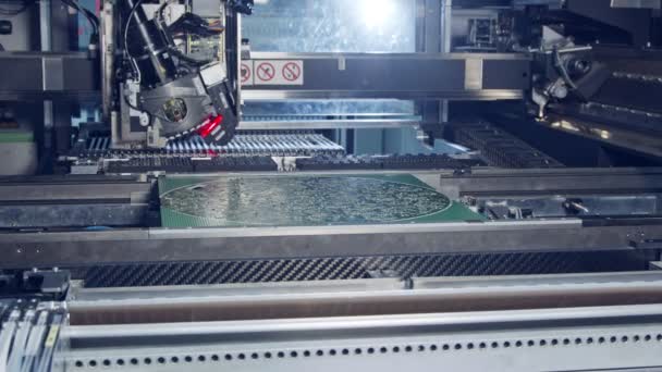 Surface Mount Technology smt machine platziert Bauteile auf einer Platine — Stockvideo