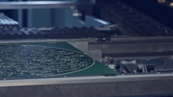 Ytmontering Teknik Smt Machine Placerar Motstånd Kondensatorer Transistorer Led Och — Stockvideo