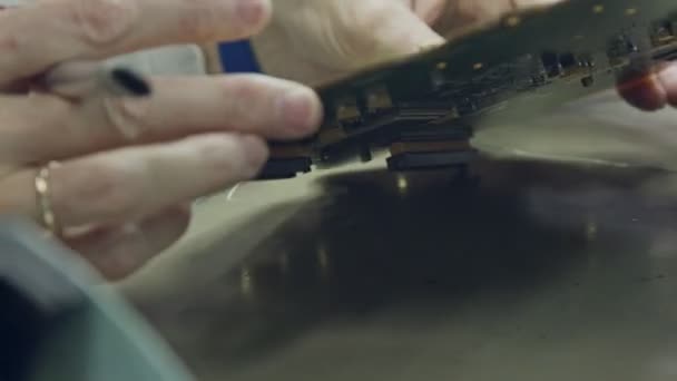 Gros plan sur le soudage manuel d'une grande carte de circuit imprimé — Video