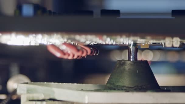 Procédé de soudage par ondes sélectives pendant la fabrication d'une carte de circuit imprimé — Video