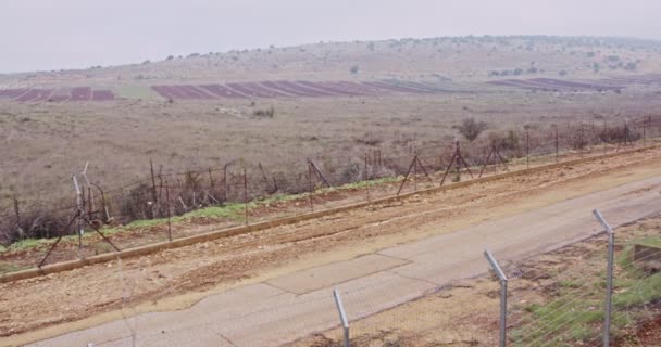Płotu granicznego pomiędzy Izraelem a Libanem. Drut kolczasty i elektroniczne ogrodzenie. — Wideo stockowe