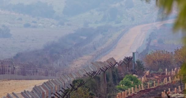 Płotu granicznego pomiędzy Izraelem a Libanem. Drut kolczasty i elektroniczne ogrodzenie. — Wideo stockowe