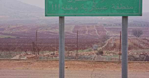 Valla fronteriza entre Israel y Líbano. alambre de púas y valla electrónica . — Vídeo de stock