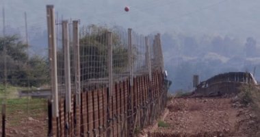 İsrail ile Lübnan arasındaki sınır çiti. Dikenli tel ve elektronik çit.