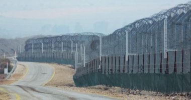 Suriye ve İsrail sınır. Askeri mesajlar ve BM askerleri ile uzun boylu çitler