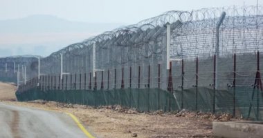 Suriye ve İsrail sınır. Askeri mesajlar ve BM askerleri ile uzun boylu çitler
