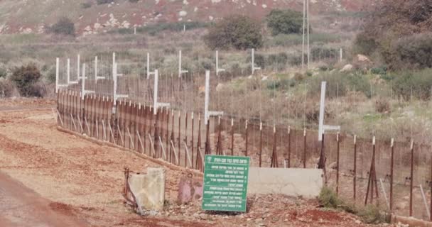 Borderhekje tussen Israël en Libanon. prikkeldraad en elektronische omheining. — Stockvideo