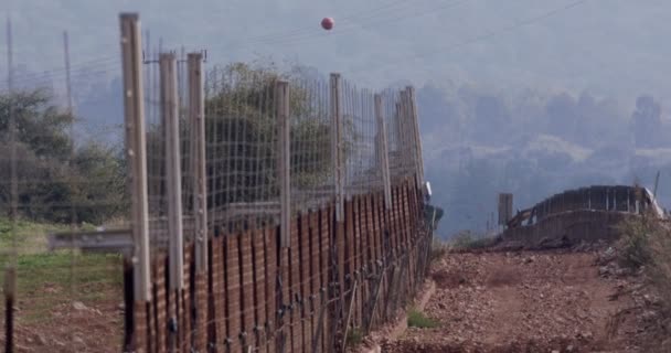 Borderhekje tussen Israël en Libanon. prikkeldraad en elektronische omheining. — Stockvideo