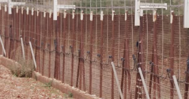 Hraniční plot mezi Izraelem a Libanonem. ostnatým drátem a elektronický plot. — Stock video