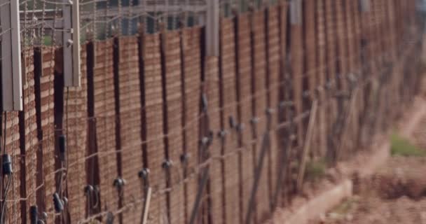 Valla fronteriza entre Israel y Líbano. alambre de púas y valla electrónica . — Vídeos de Stock