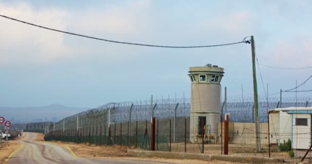Στα σύνορα της Συρίας και Ισραήλ. Ψηλοί φράχτες με στρατιωτικές θέσεις και τους στρατιώτες του ΟΗΕ — Αρχείο Βίντεο