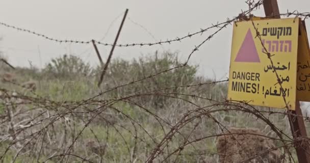 Попереджувальний знак на Голанських висотах на сирійському кордоні Ізраїлю — стокове відео