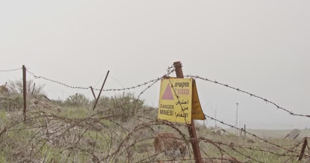 Segnale di avvertimento dei campi minati nelle alture del Golan al confine con Israele in Siria — Video Stock