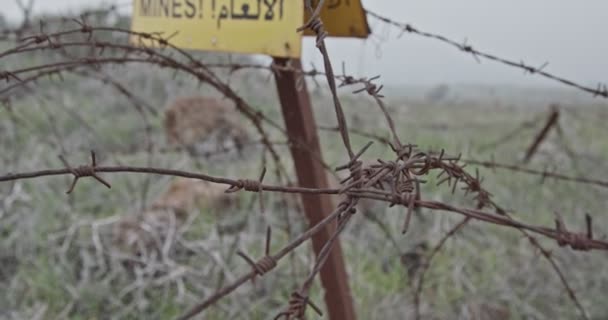 Segnale di avvertimento dei campi minati nelle alture del Golan al confine con Israele in Siria — Video Stock