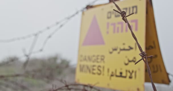 Minenfeld-Warnschild auf den Golanhöhen an der syrisch-israelischen Grenze — Stockvideo