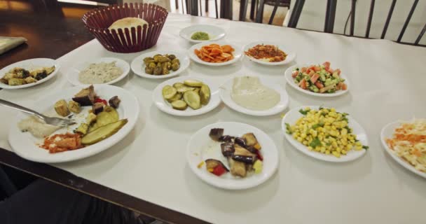 Timelapse de homem comendo comida árabe, Hummus e saladas em um restaurante — Vídeo de Stock