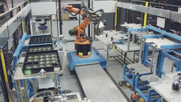 Робот, работающий на заводе по производству электроники — стоковое видео