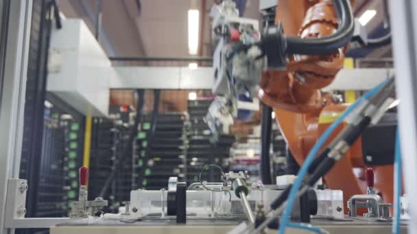 Robot travaillant dans une usine de fabrication d'électronique — Video