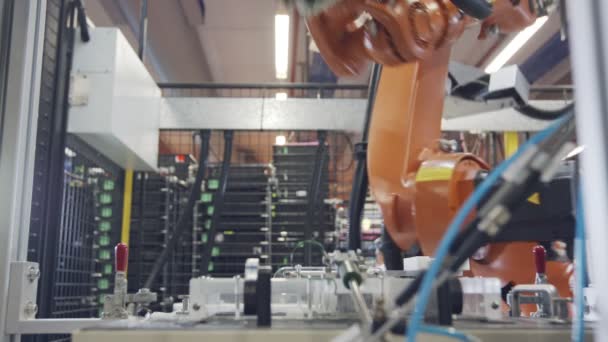 Robot trabajando en una planta de fabricación de electrónica — Vídeos de Stock