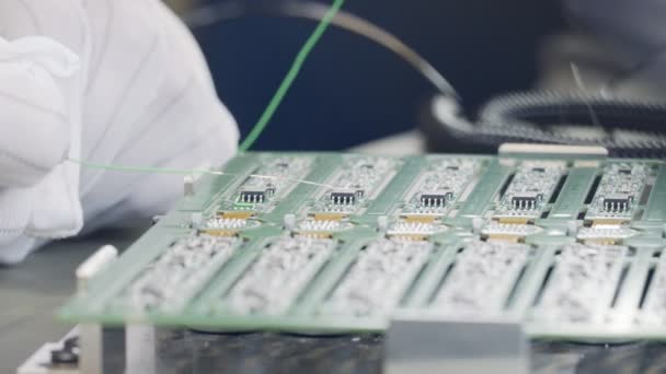 Makro záběry ruční Svařovací proces v továrně elektroniky — Stock video