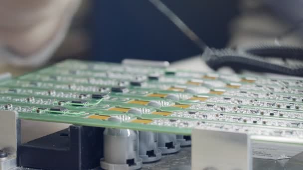 Macro beelden van handmatige lasproces in een elektronica-fabriek — Stockvideo