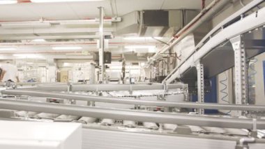 Konveyörler büyük otomatik ambar taşıma kutuları