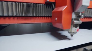 Büyük bir sac kesme Lazer Kesim Makinası