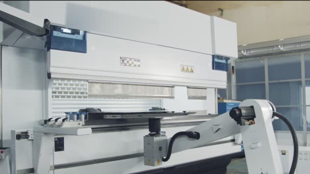 Robot di piegatura del metallo in un impianto di produzione di metallo — Video Stock